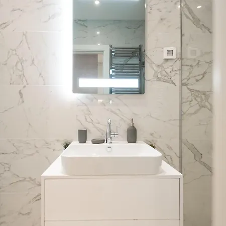 West Tower Luxury Apartment *
