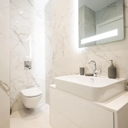 West Tower Luxury Apartment *